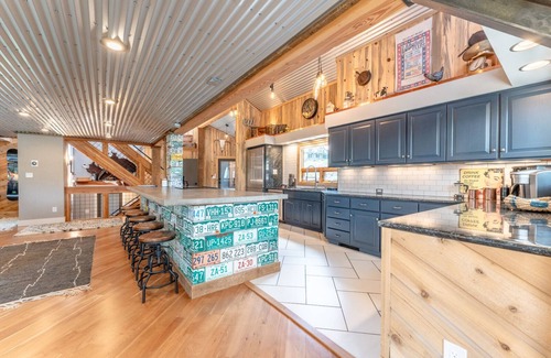 Crested Butte House | Aspen Extreme/Walk to Ski Access! Hot Tub! Great Views! Gourmet Kitchen!