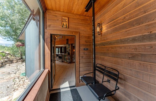 Crested Butte House | Aspen Extreme/Walk to Ski Access! Hot Tub! Great Views! Gourmet Kitchen!
