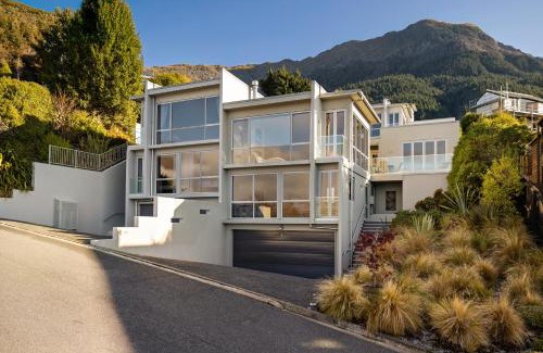 Kapiti Island House | Aspen Heights Villa Queenstown New Zealand