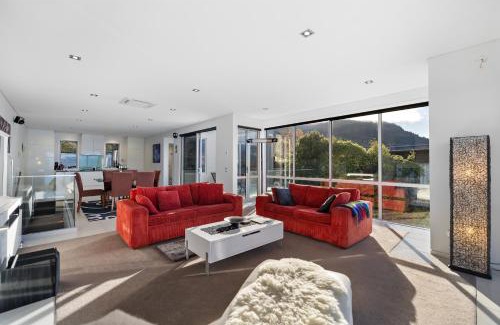 Kapiti Island House | Aspen Heights Villa Queenstown New Zealand