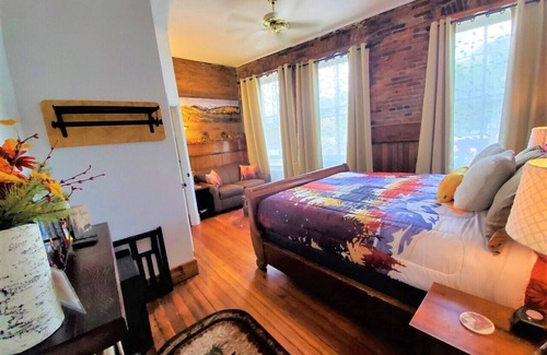 Creede Hotel | Aspen Inn - Fall Suite (California King)