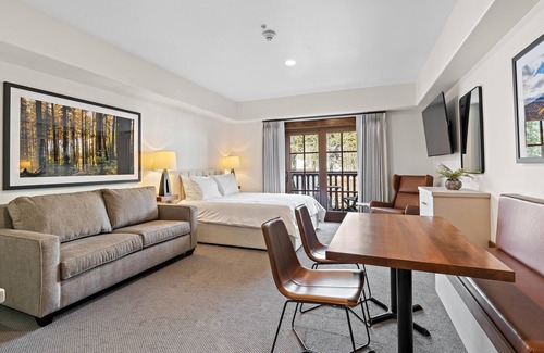 Tamarack Apartment | Aspen Mountain Lodge Queen Studio Condo - Relaxing Studio with Balcony