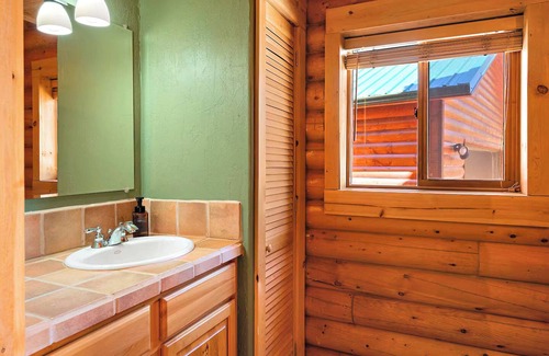 Cripple Creek Cabin | ★ Aspen + Mtn Views ★ Hot Tub + Pool Table + Bar