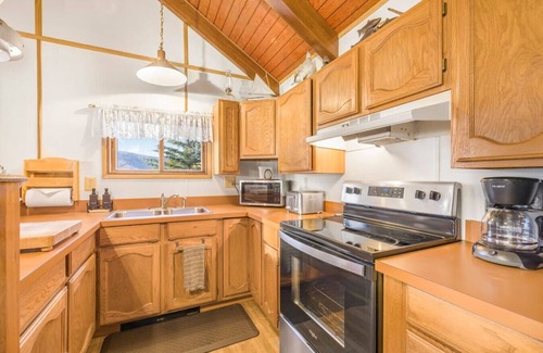Island Park Cabin | *Aspen Pointe*Waterfront Cabin on Henry`s Lake