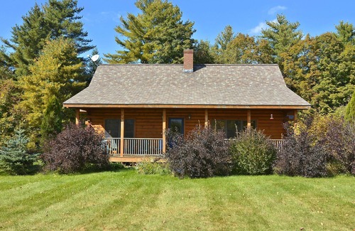 Morrisville House | Aspen's Run: 3 br log cabin, wood stove, deck, firepit, window a/c