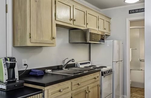 Eureka Springs Historic District Cabin | Aspen@The Woods Cabins - Charming cabin 5 minute walk to downtown Eureka Springs