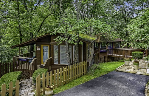 Eureka Springs Historic District Cabin | Aspen@The Woods Cabins - Charming cabin 5 minute walk to downtown Eureka Springs