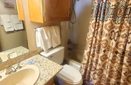 Red River Apartment | Aspen West Deluxe 3 - In Town - On Main St - Cozy
