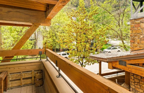 Aspen Condo | Aspen Winter Stay! 1.5 Blocks to Town | Gas FP, Balcony, Pool & Hot Tub | 3 Baths + Den w/Sofa Bed