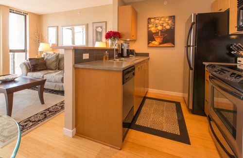 Inner Harbour Condo | Astoria Cozy-Beautiful Cozy Condo in the Heart of Downtown Victoria by Victoria Prime!