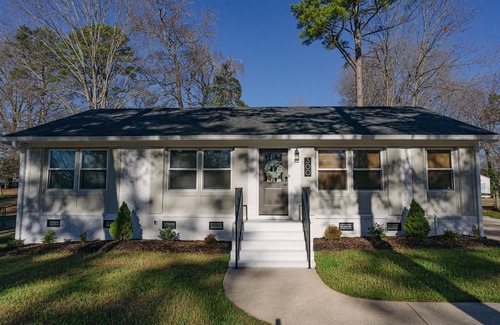 Matthews House | AstoriaHaus Walking Distance to DT Matthews