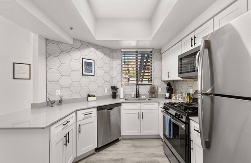 Tempe Condo | ASU Stay | 2.5 Mil to Tempe Town Lake |Pool Access