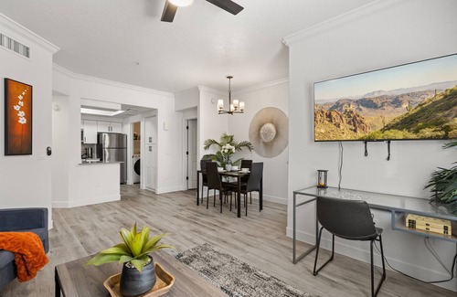 Tempe Condo | ASU Stay | 2.5 Mil to Tempe Town Lake |Pool Access