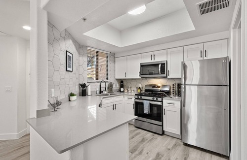 Tempe Condo | ASU Stay | 2.5 Mil to Tempe Town Lake |Pool Access