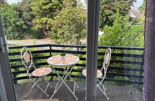 Cambridge Apartment | At a serene location opposite to the house of a double Nobel laureate
