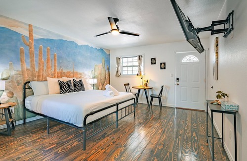 Canyon Lake Cabin | At Boat Ramp #1 · Lux King Suite · Stylish Stay