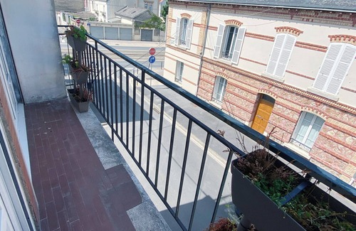 Reims Apartment | At Clém's, 8 people, private garage, wifi + Netflix