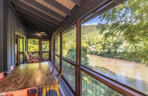 Cullowhee House | At E's - Upscale Riverfront Home Near WCU