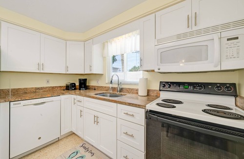 Ilexhurst House | At Ease West: A tropical rental 1/2 block from the beach