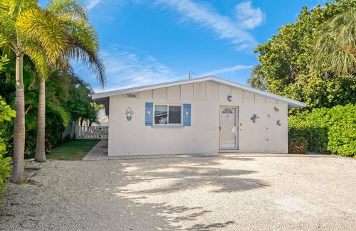 Ilexhurst House | At Ease West: A tropical rental 1/2 block from the beach
