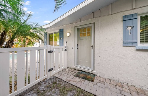 Ilexhurst House | At Ease West: A tropical rental 1/2 block from the beach