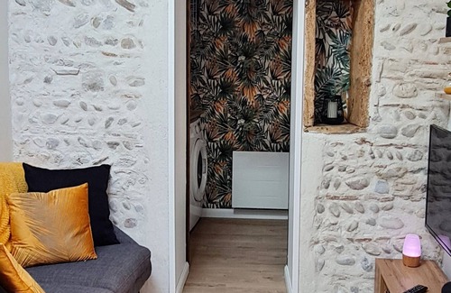 Saulaie - Claveliere Apartment | At Les Pierres Dorées, 10 minutes from downtown Lyon