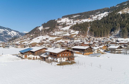 Ramsau im Zillertal Apartment | Detached farmhouse near ski resort Mayrhofen