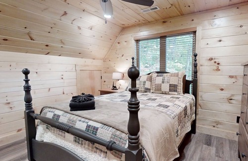 Wears Valley Cabin | At Park's Edge (3-Bedroom Cabin) with Mountain view by RedAwning