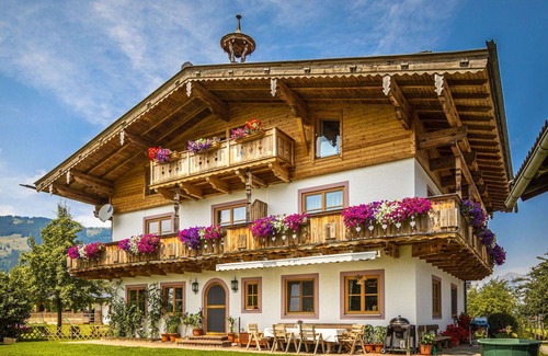 Saalfelden am Steinernen Meer Villa | Cosy apartment in villa for 6 people with TV and balcony