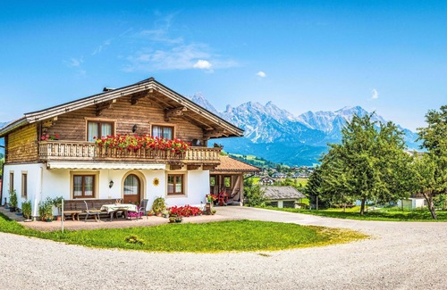 Saalfelden am Steinernen Meer Villa | Cosy apartment in villa for 6 people with TV and balcony