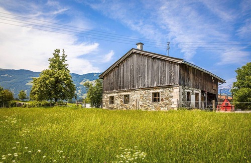 Saalfelden am Steinernen Meer Villa | Cosy apartment in villa for 6 people with TV and balcony