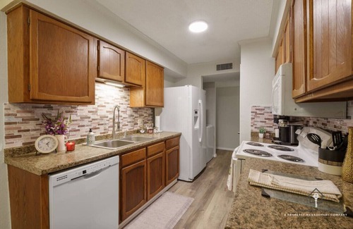 Grand Prairie House | AT&T, Globe Life, Six Flags - Updated Comfy Home