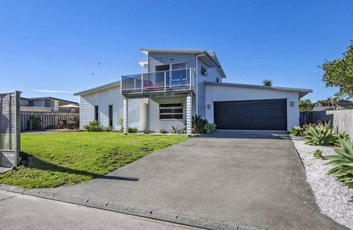 Ruakaka Cottage | AT THE BEACH - RUAKAKA HOLIDAY HOME, family friendly in Waipu
