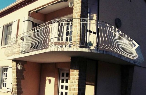 Bollene House | At the crossroads, Les Mésanges house.