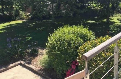 Pommerit-le-Vicomte Villa | At the edge of the wood