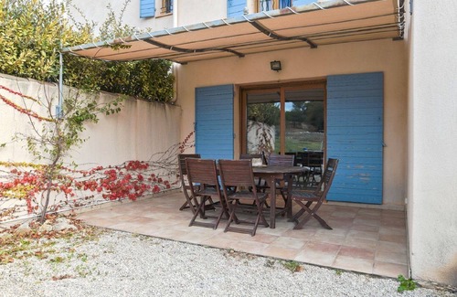 Peypin-d'Aigues Apartment | At the foot of the luberon, apartment with terrace on domain with pool