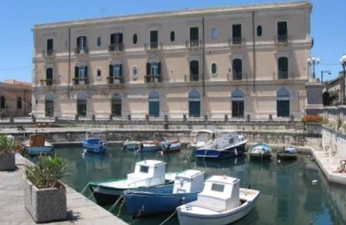 Santa Lucia Apartment | At the gates of Ortigia, apartment in historic building