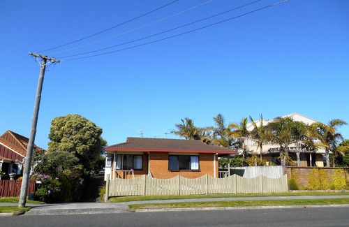 Mount Maunganui Cottage | At The Mount - Mt Maunganui Holiday Home