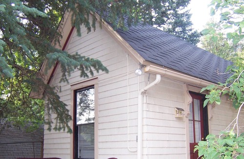 Manitou Springs Cabin | At the Springs Cabin: Walking Location-Charm-Extras Just for You!