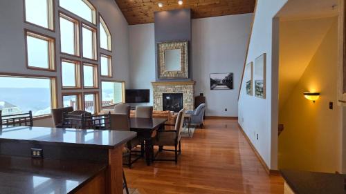 McHenry Villa | At The Top- beautiful 4 bedroom townhouse with hot tub, games and lake views!