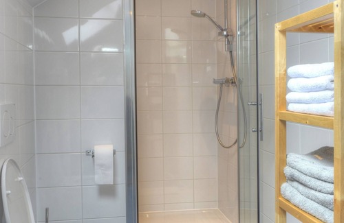 Monnickendam Apartment | At the water, maritime furnished apartment, private entrance, with scaffolding