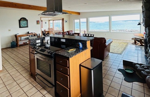 Coupeville House | At the Water's Edge! Fantastic Beach & Amazing Views!