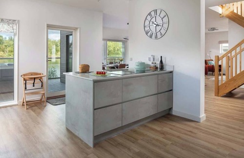 Ampney Crucis House | At Waters Edge | Lakehouse, Hot Tub + Rowing Boat