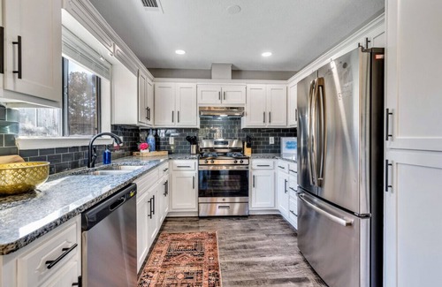 Hampton House | ATH - Hampton - 3BR - Pet Friendly - Fenced (dove)