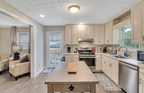 Woodstock House | ATH - Sleeps 6 - 3 Beds - Fenced/Pet friendly - Cabo