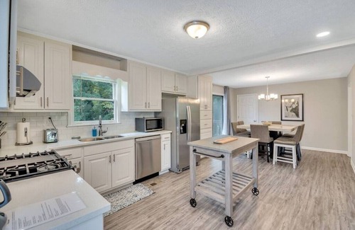 Woodstock House | ATH - Sleeps 6 - 3 Beds - Fenced/Pet friendly - Cabo