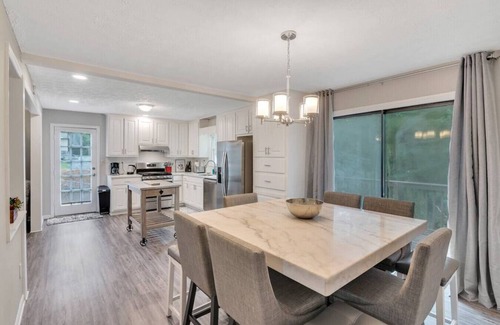 Woodstock House | ATH - Sleeps 6 - 3 Beds - Fenced/Pet friendly - Cabo