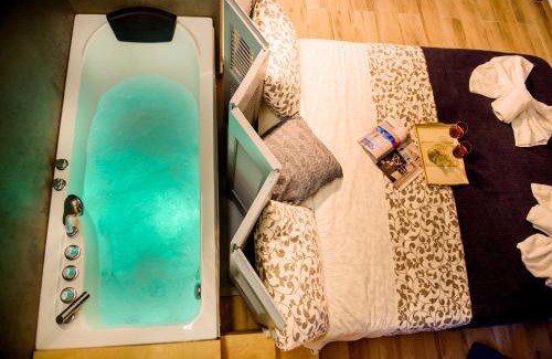 Pangrati Apartment | Athenian Hideaway - Spa Tub and Walk to Metro