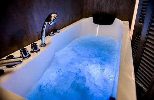 Pangrati Apartment | Athenian Hideaway - Spa Tub and Walk to Metro