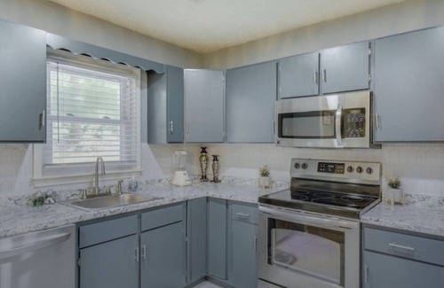 Athens House | Athens home w/Deck-Near Sanford Stadium!